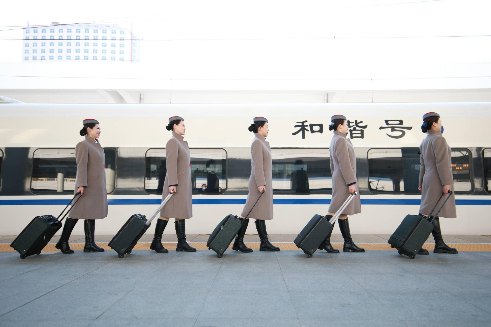 高铁乘务员良好仪容仪表为高寒高铁增添一抹"冰凌花"亮色.李玉祥 摄