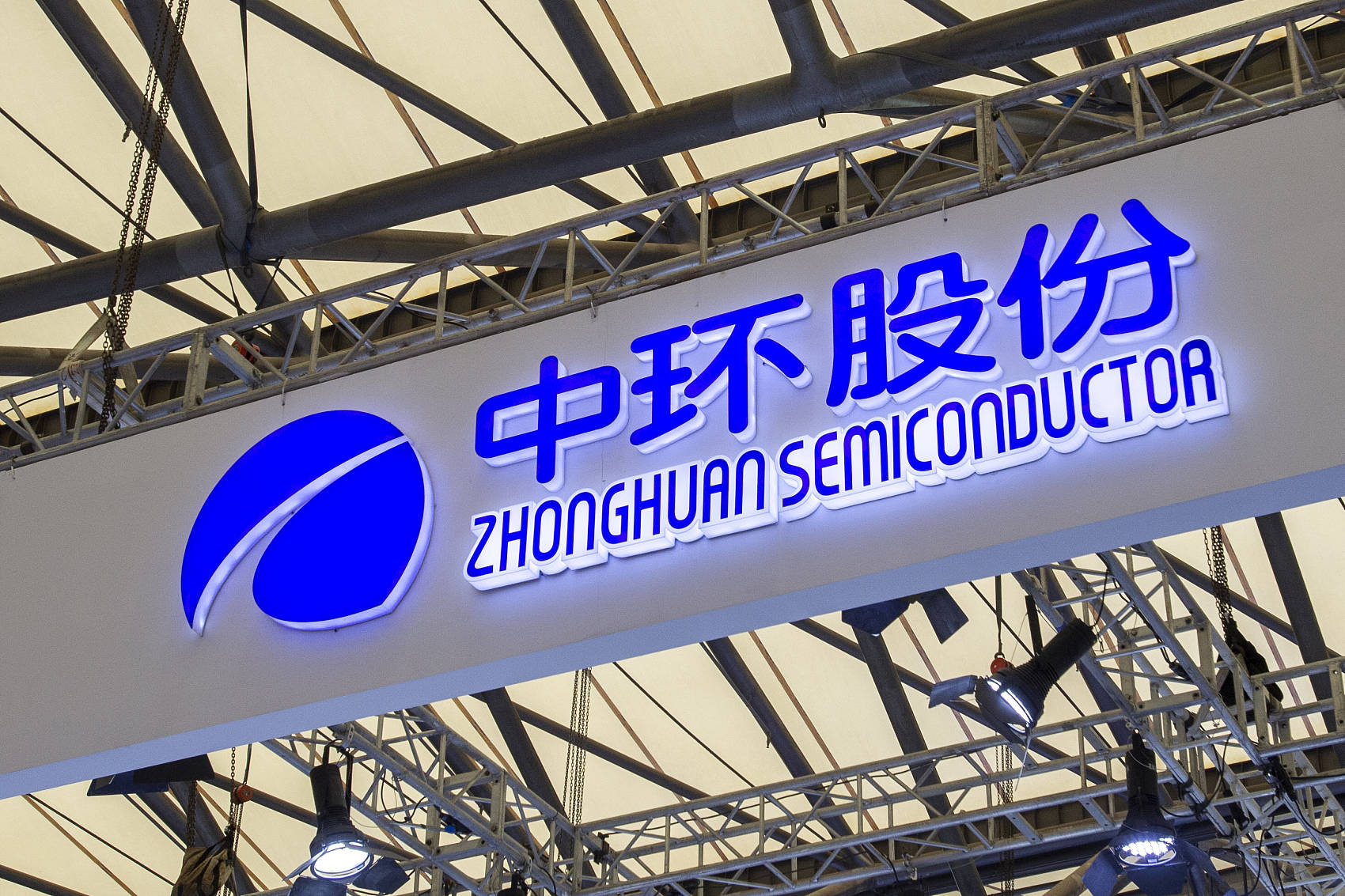 光伏龙头企业先后降价,但时代周报记者注意到,中环股份的价格表上首次