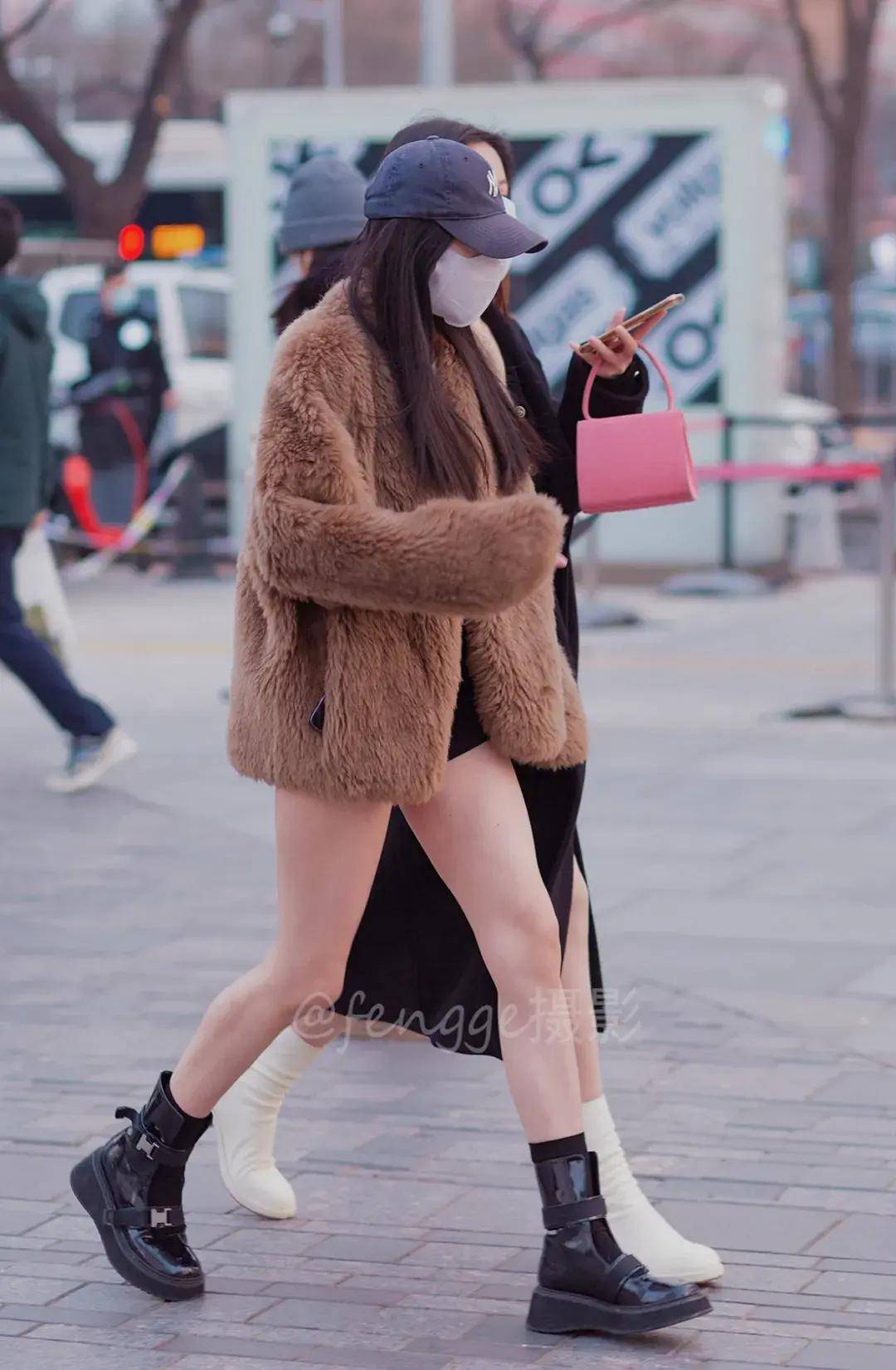 越是冬天,光腿的美女越多,长靴短靴都时尚,小女生穿长袜也不错