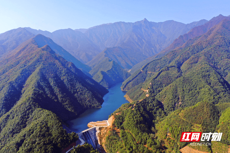 湖水|组图丨晴空万里游客至 碧湖青山入画来