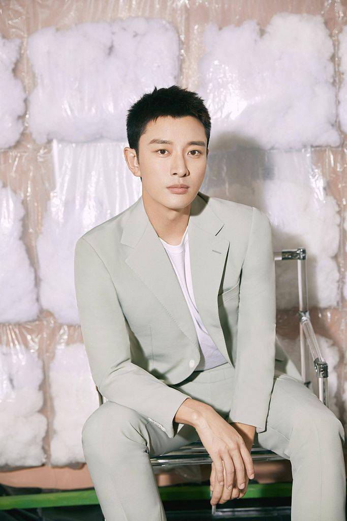 米色|贾乃亮获年度杰出贡献人物奖 着米色西装眉眼坚毅帅气有型