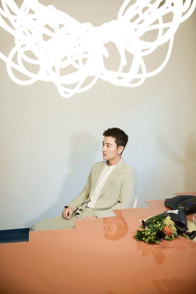 米色|贾乃亮获年度杰出贡献人物奖 着米色西装眉眼坚毅帅气有型