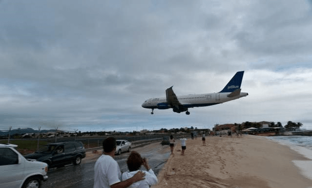 全球最短小的机场建于悬崖上跑道仅400米游客却冒险来体验