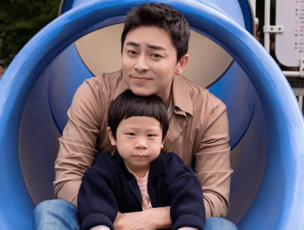 之后与曹政奭的演出也非常有默契,其中最可爱的就是戏中角色设定宇宙