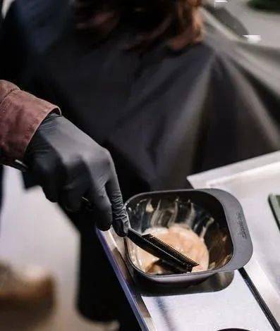 风险|男性染发，前列腺癌风险飙升？首个大型前瞻性队列研究结果显示，使用永久染发剂与男性患前列腺癌的风险增加77%有关丨临床大发现