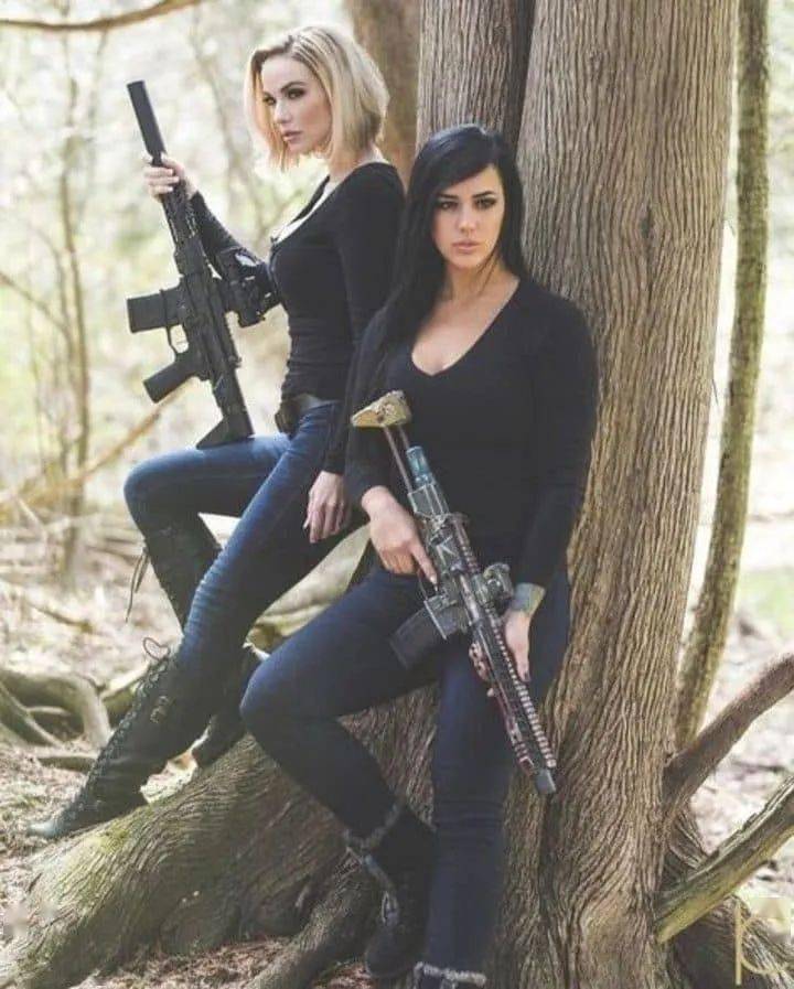 精选好图持枪美女