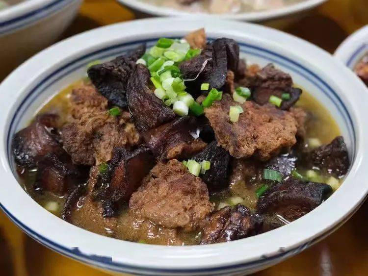 上桌的每一道菜都是用猪肉做成的,酥肉,黑皮子,小炒肉,酸菜炒肉,排骨