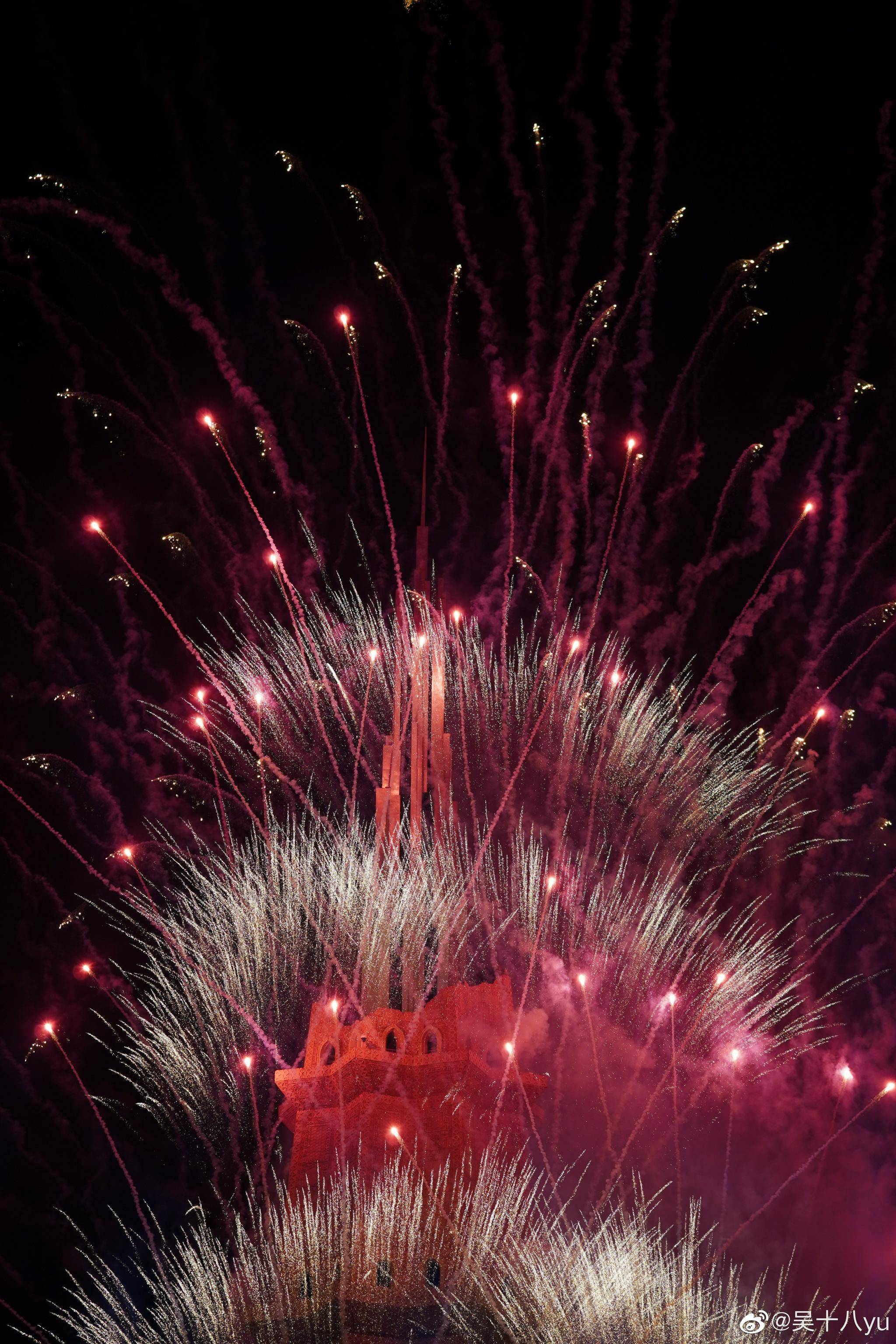 华晨宇演唱会烟花照 所有关于演唱会美好的想象