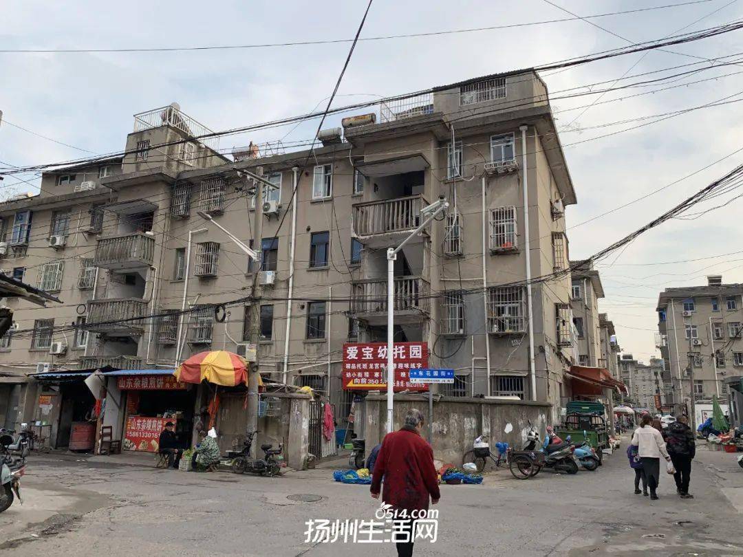 在联谊批发市场对面有不少老旧小区,例如东花园,扬机厂宿舍等,墙体
