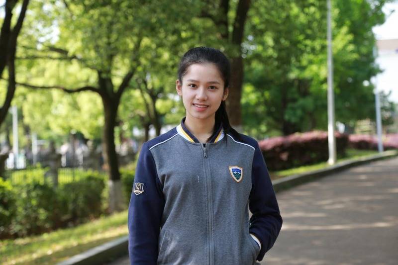 "上初中以后,张婧仪就离开家乡来到了同升湖求学.不同