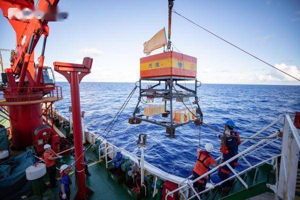 奋斗者号凯旋！67岁科学家完成“极南极北、最高最深”纪录