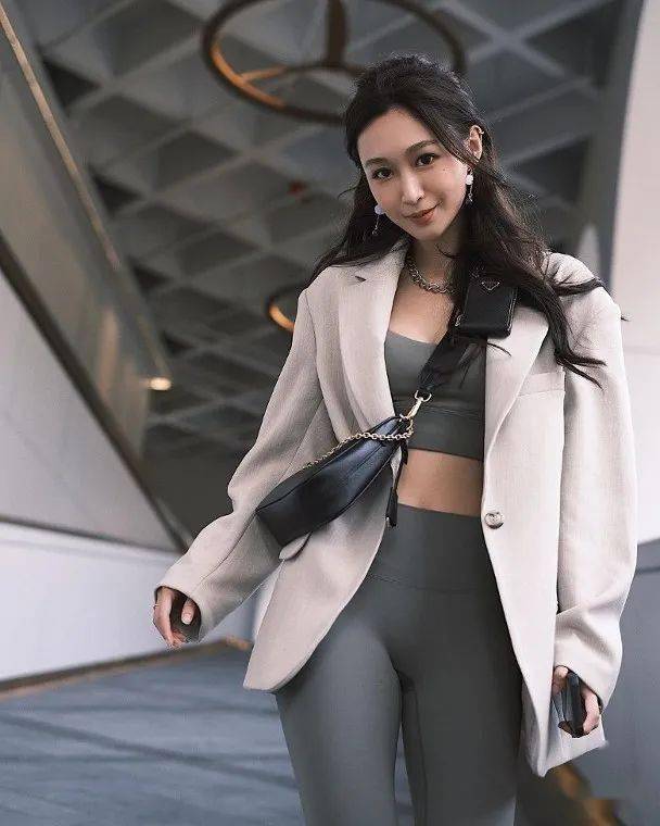 无惧寒风乐宜晒纤腰大玩西装运动风