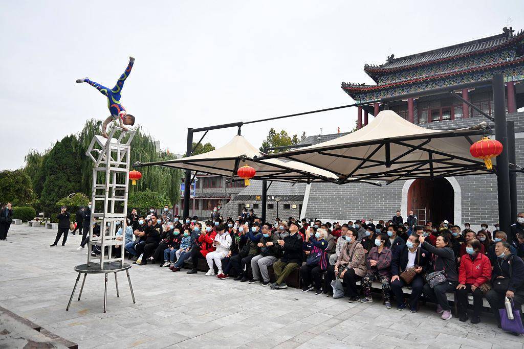 河北省吴桥县是中国"杂技之乡",吴桥在古冀州东部,古代"角抵戏"首先从