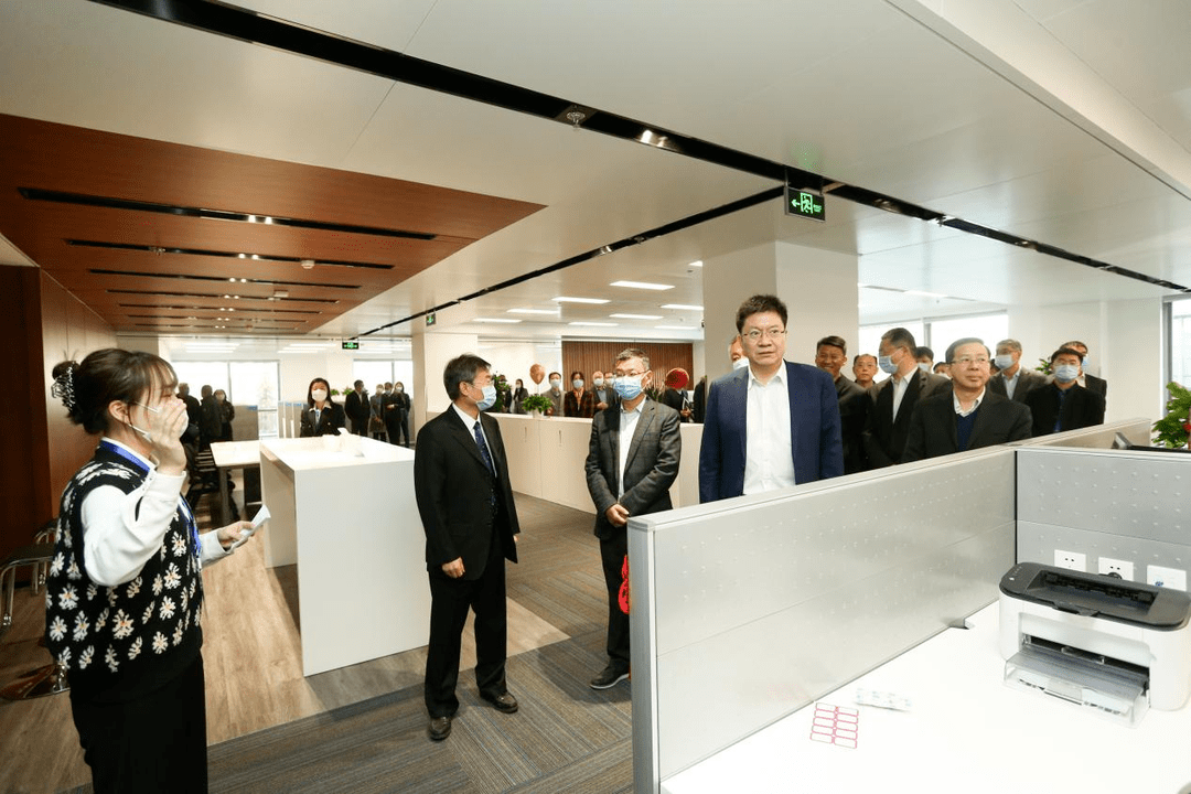 左右滑动查看更多邵国勇参观现场讲话,强调共享中心作为人才培养中心