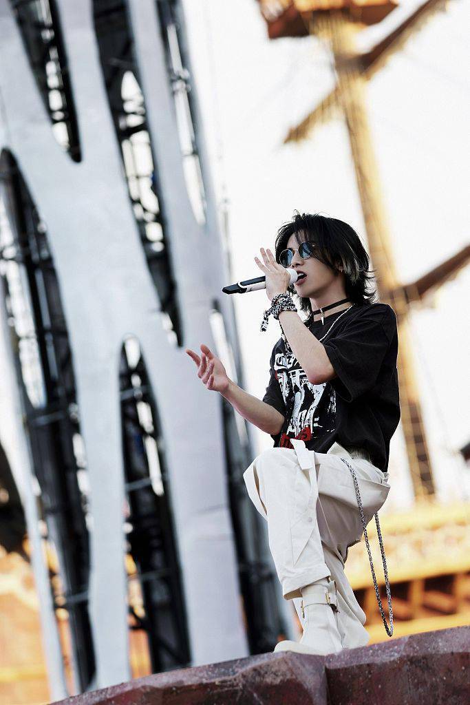 华晨宇海口开唱燃炸全场长发造型搭choker化身火星少年