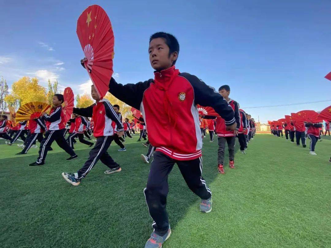 传统功夫扇丰富大课间