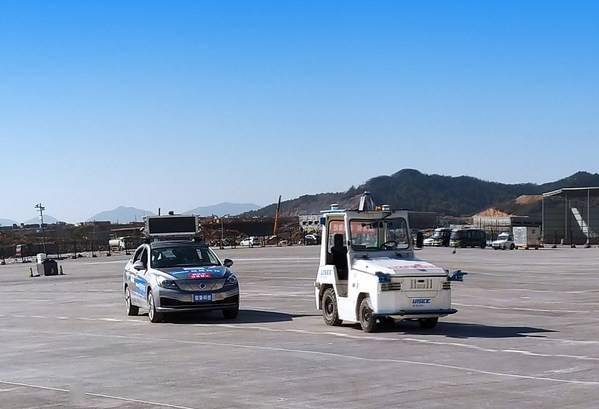 展现全|驭势科技无人驾驶引导车亮相鄂州机场，展现全场景自动驾驶能力