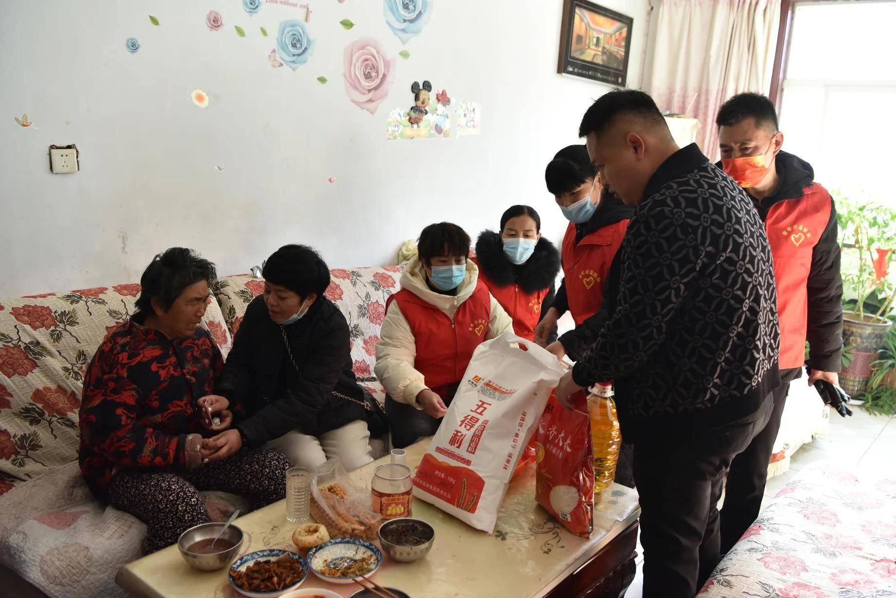 男子重大疾病家庭陷入困境急需帮助时他们伸出援助之手图啥