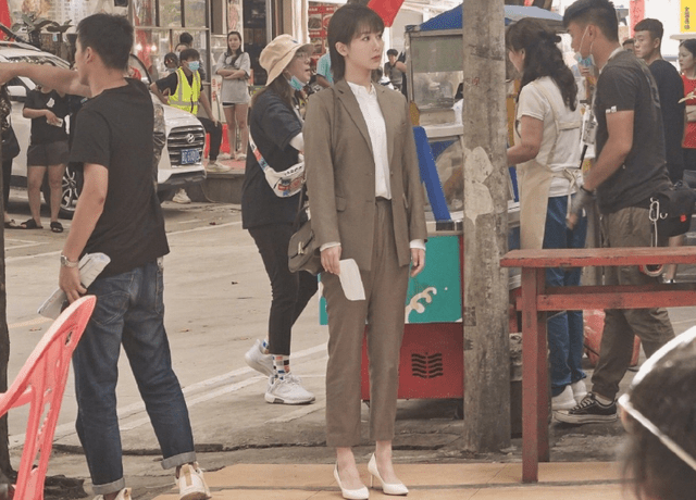 杨紫《女心理师》路透,西装配短发很干练,身材终于不再受非议!