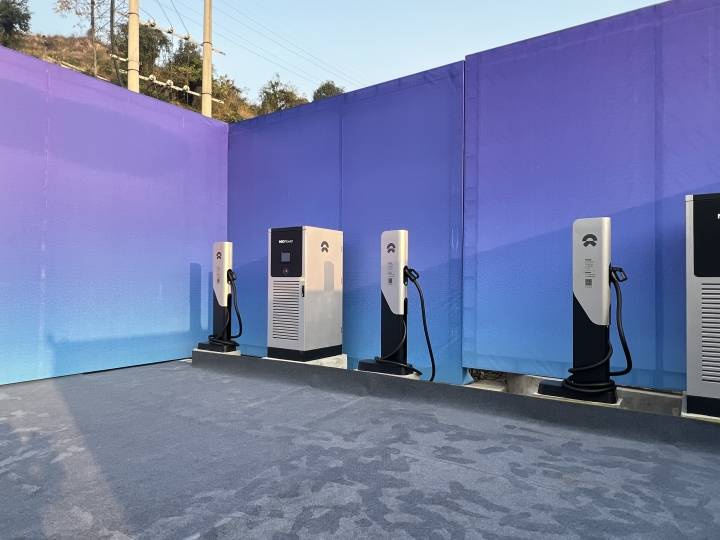 中国石化携手蔚来汽车在黔首座全智能充换电站今日亮相