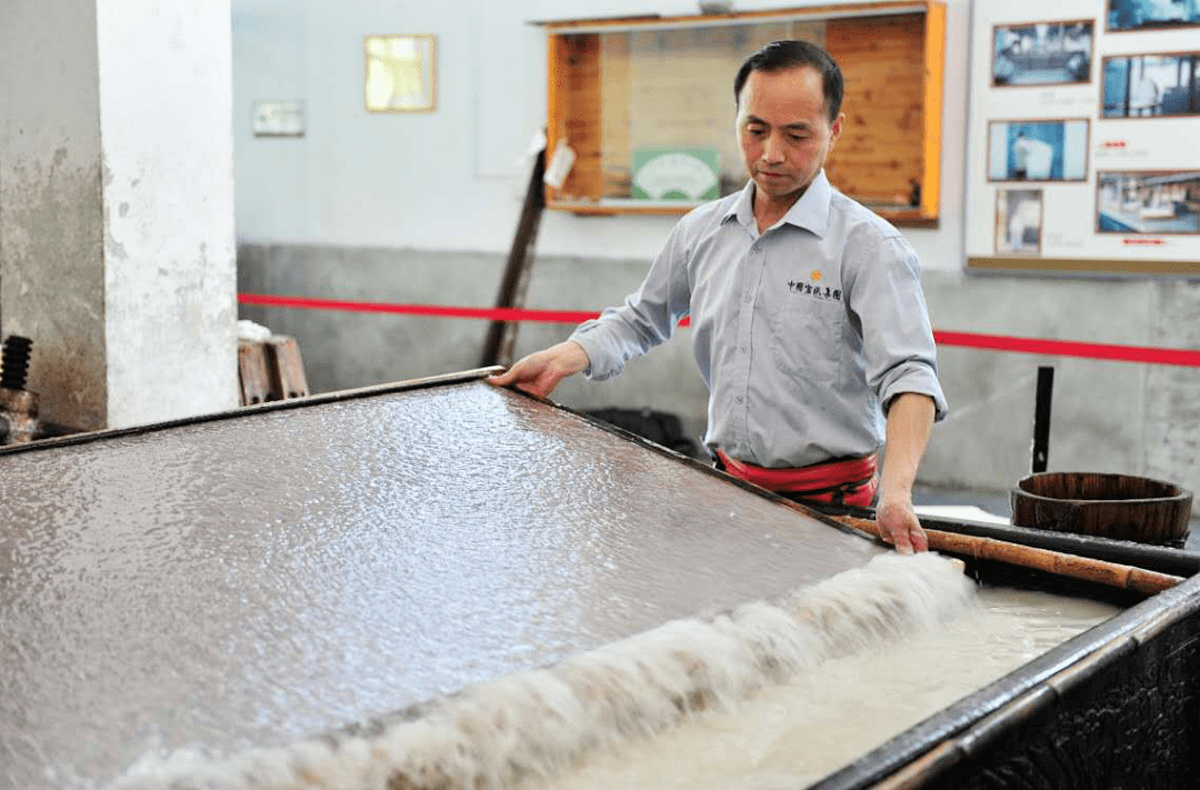 周东红热爱宣纸事业,在工作中把"质量第一"真正落实到日常的工作岗位