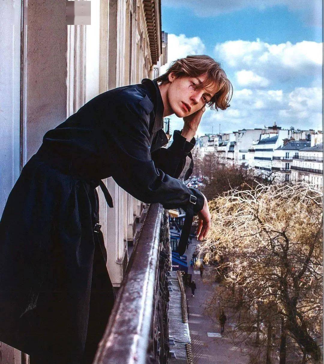 de 法国时尚圈力捧的设计新秀，还是位脸蛋天才~