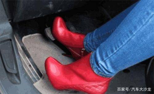 女司机看过来开车除了不能穿高跟鞋这几类鞋也不能穿