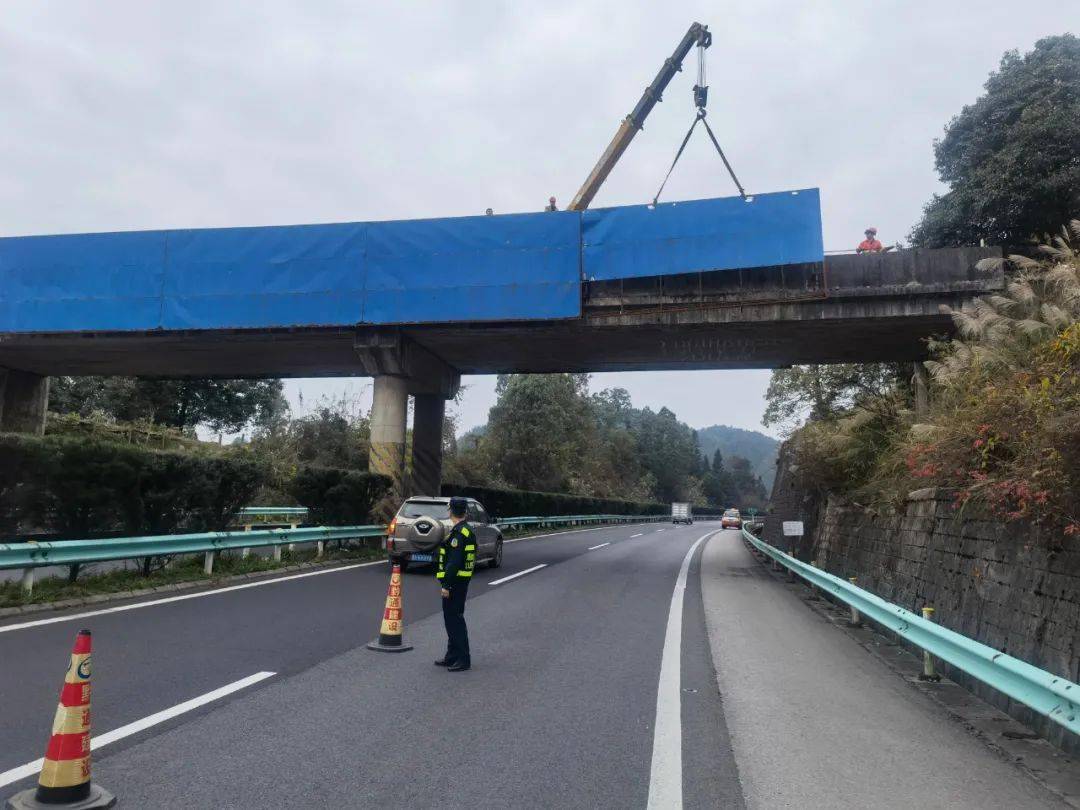 拆除g60沪昆高速凯麻段上跨天桥破损广告牌及时消除安全隐患
