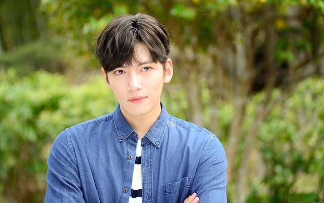 也是收割了不少迷妹的芳心,之后池昌旭也曾与安悦溪,陈翔,谭松韵等拍