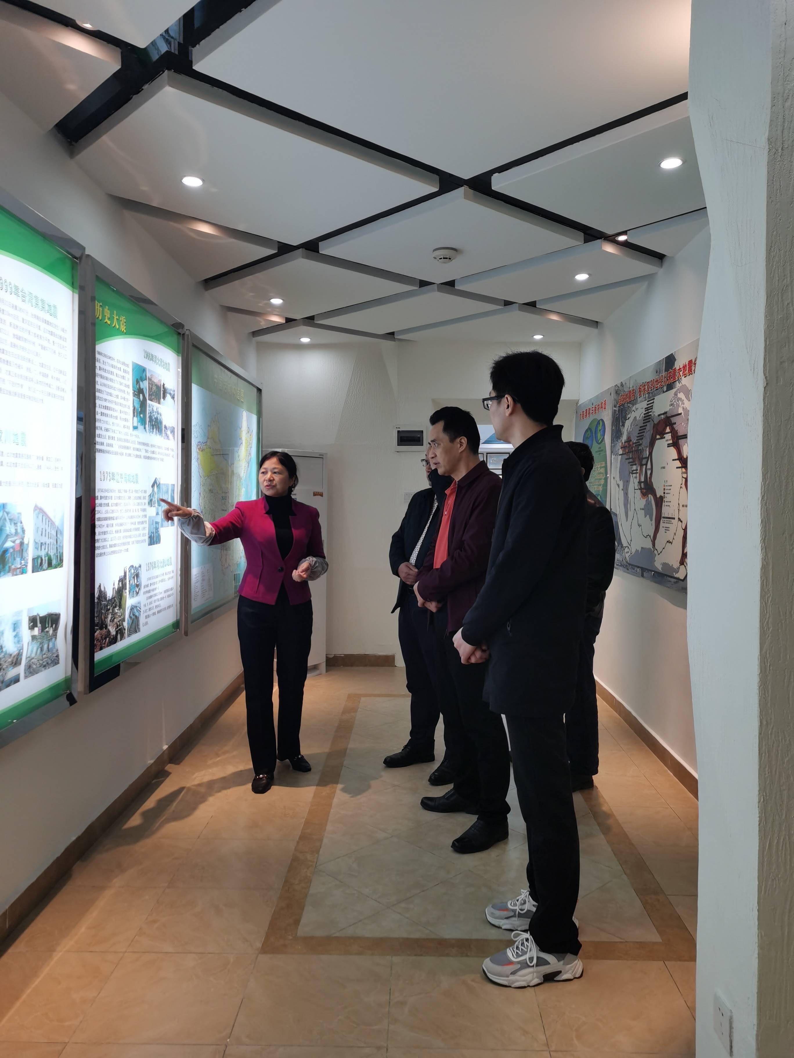 座谈后,调研一行人员在曾小燕局长陪同下,参观了长沙市防震减灾科普馆