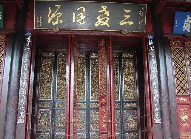 格子门由清末木雕艺人高应美花了17年心血精雕细镂而成.