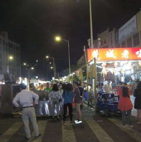 清丰这个“网红小店”每天晚上营业，占据了人行道与盲道，影响周边居民休息_经营_处理_管理