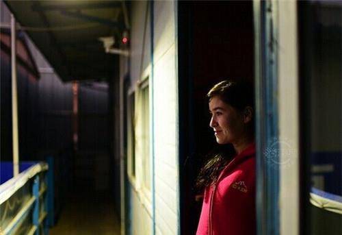 24岁外国美女米哈娜,嫁45岁四川农民工,结婚后住工地