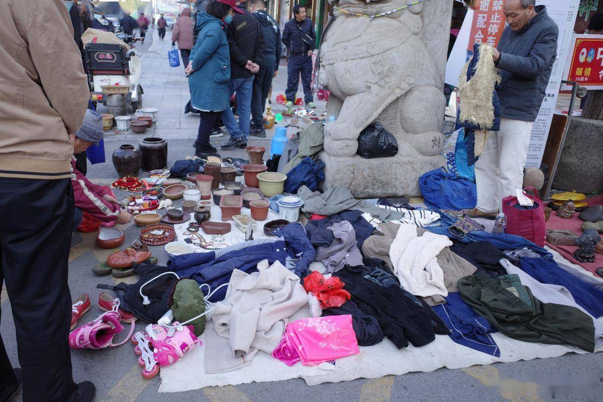 每周一的芜湖古玩城人都很多,每次来都能看到稀奇玩意儿_都巨多_孔