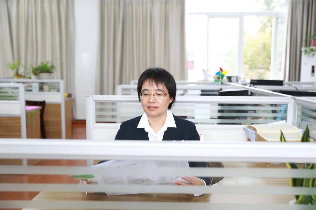 春风育桃李杏坛谱华章艾青中学70华诞优秀教师榜杜慧灵从教28年用爱