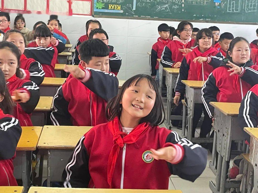 舞學起來非常簡單手勢 表情的配合便可以完成對發育關鍵期的小學生