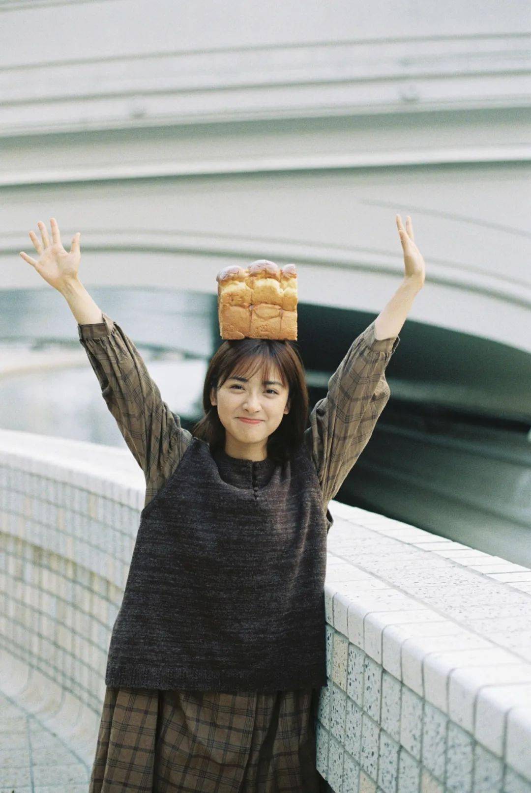 黑色 周雨彤白鹿的针织马甲也太上头了吧!赶紧学起来