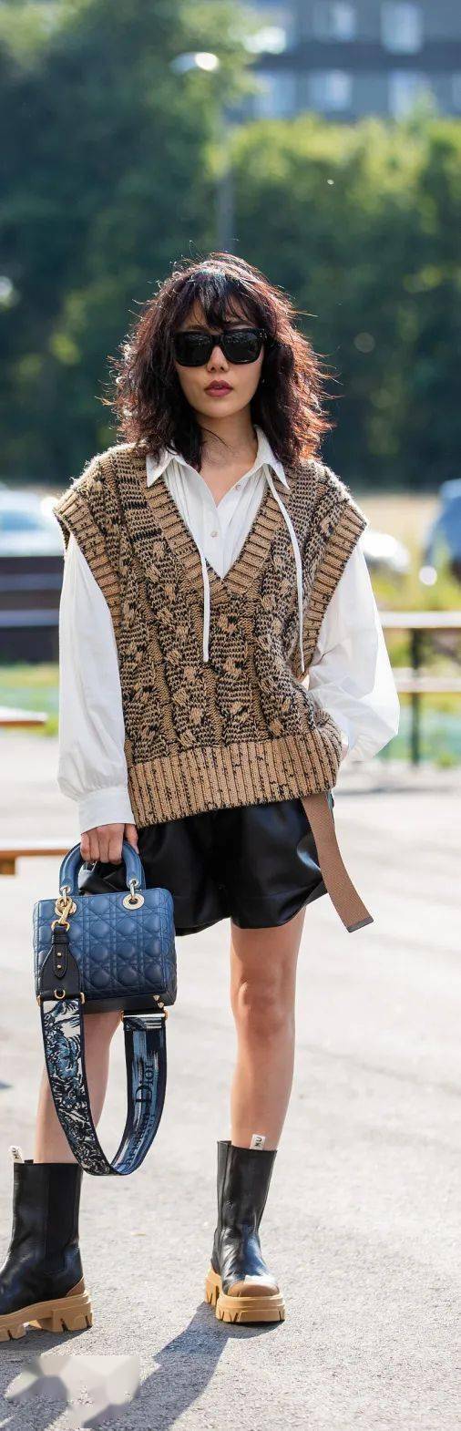 黑色 周雨彤白鹿的针织马甲也太上头了吧!赶紧学起来