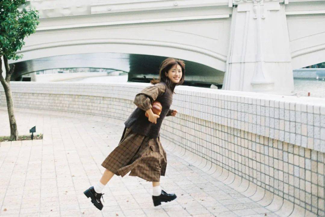 黑色 周雨彤白鹿的针织马甲也太上头了吧!赶紧学起来