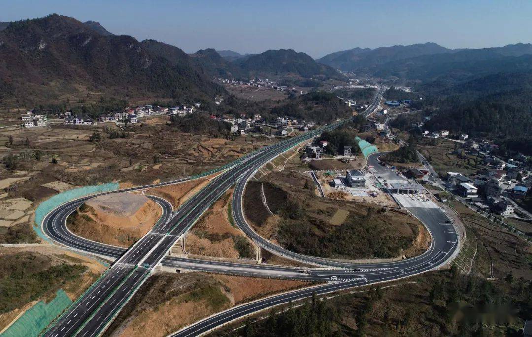 沿印松高速公路即将建成通车