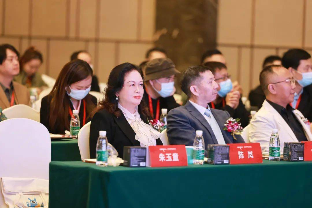 大咖广东省五一劳动奖彰获得者,万泽集团医药事业部总经理陈岚女士,以