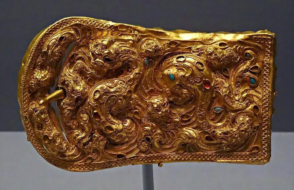 当卢为古代马具,多为青铜质,一般呈圆形或长条形,背有钮,可穿于皮革之