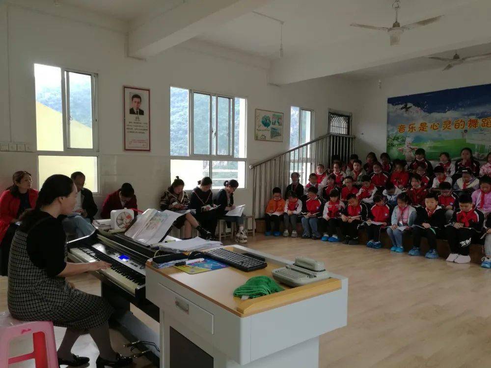 长阳土家族自治县龙舟坪镇花坪小学生本教育花正艳七彩课堂香更浓