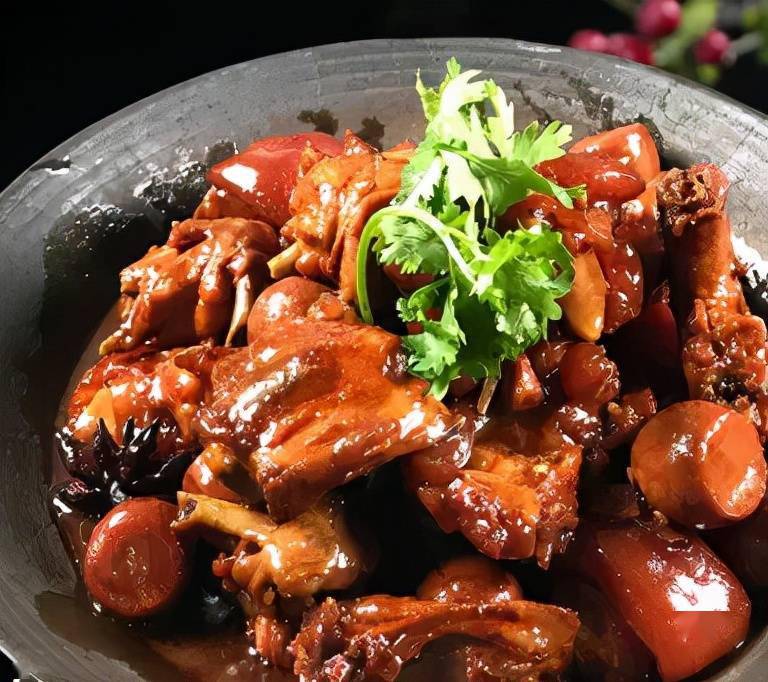 抹茶豆腐,选徽州乡村土黄豆,泡制研磨成汁,加绿茶汁水,煮熟,加以西式