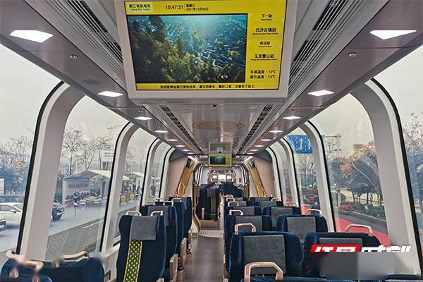 全景车窗、电动可调色玻璃 全球首列全景观光山地旅游列车在株洲揭幕