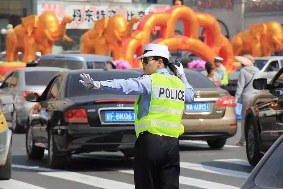 美丽警花邱东娜!柔道冠军, 琴心剑胆绽芳华!_警营_群众_执法