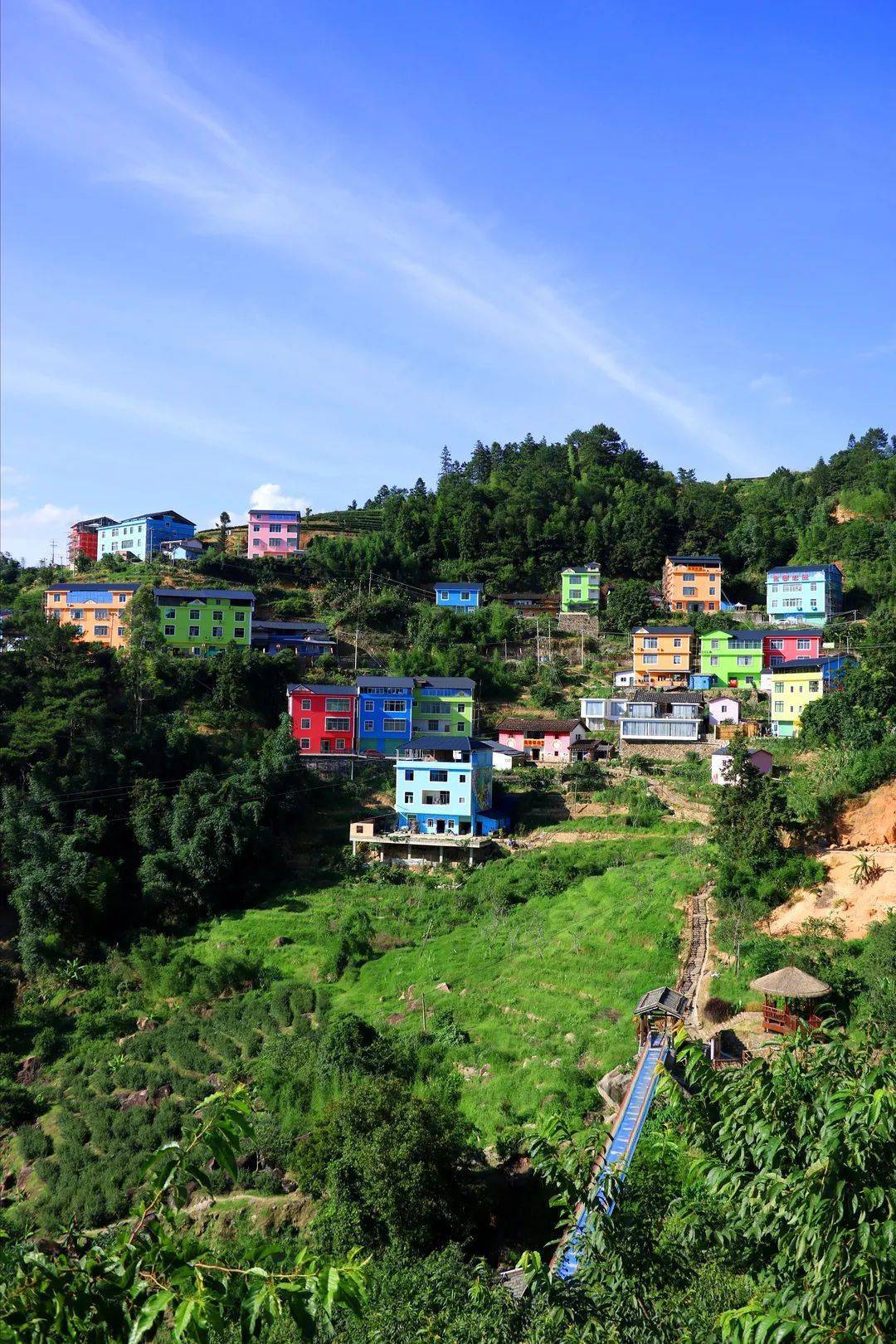 官畲村位于漳州市华安县新圩镇九龙江北溪河畔,地理位置优越,海拔470