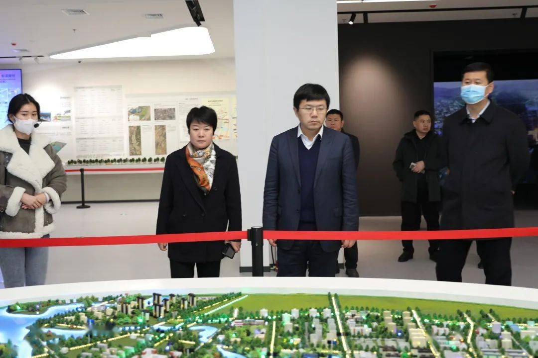 座谈会前,王立伟一行还到清泉小区,峰峰博物馆等地进行实地观摩.