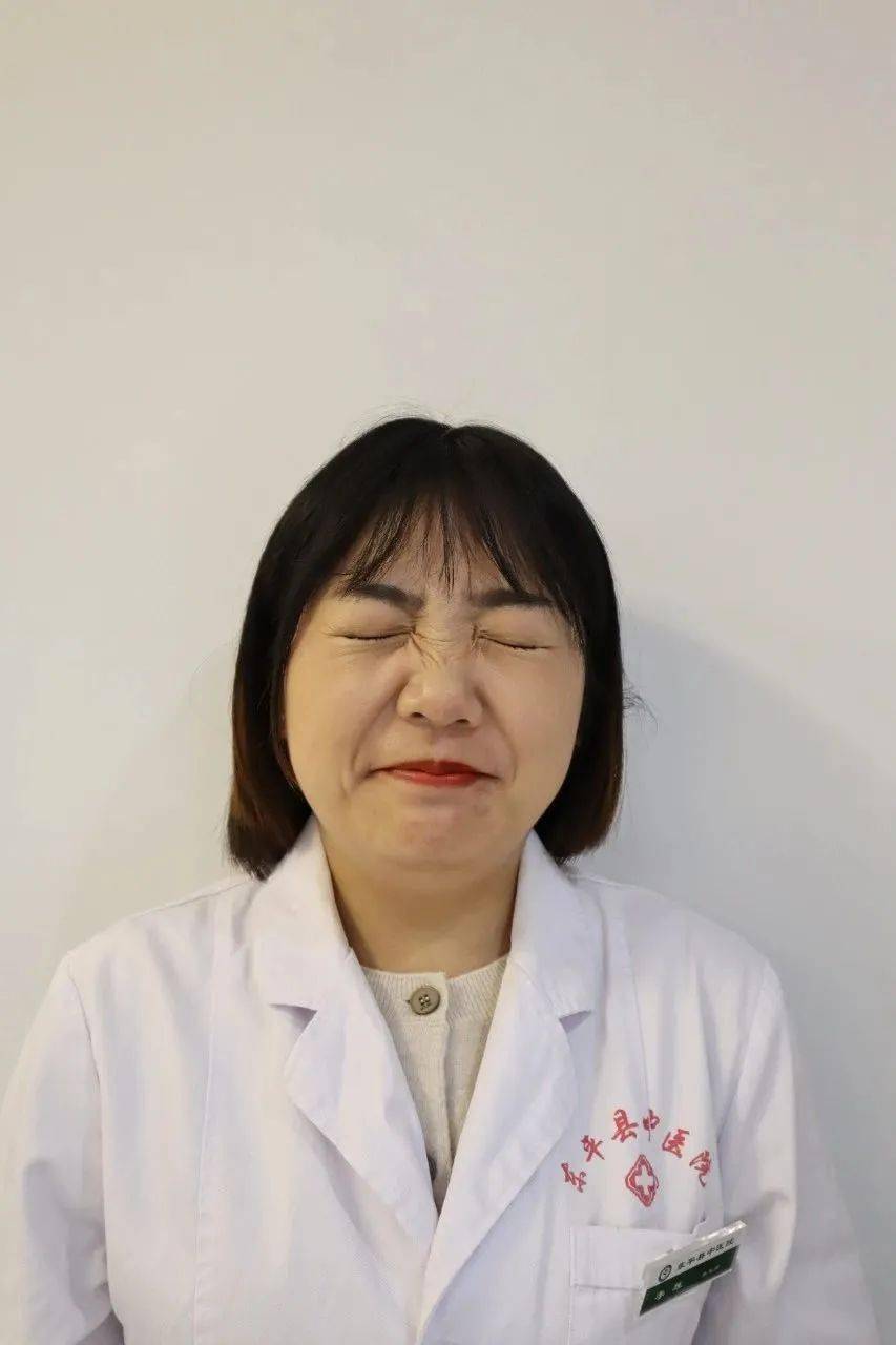 耸鼻两食指放于鼻子两边,耸鼻子,患侧做辅助用力训练;每次做10遍,每组