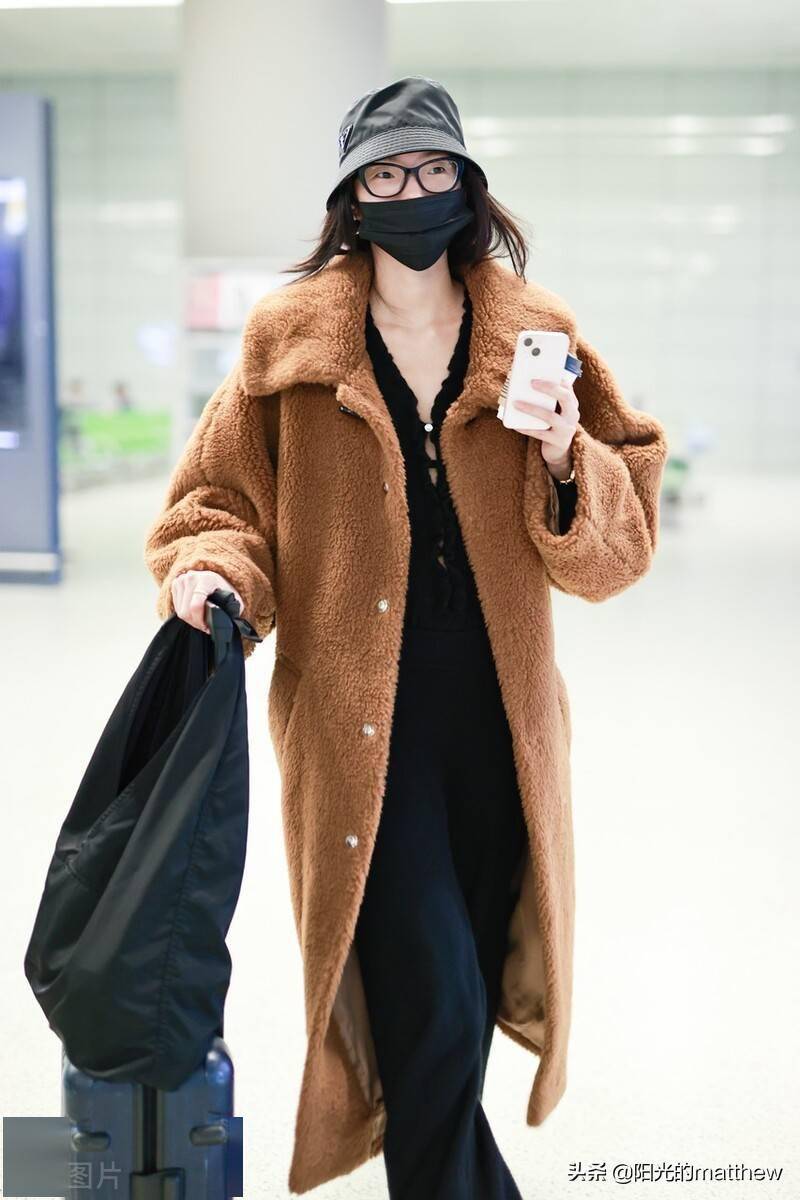 街拍:雎晓雯乘坐早班机,穿泰迪熊大衣难掩修长身材